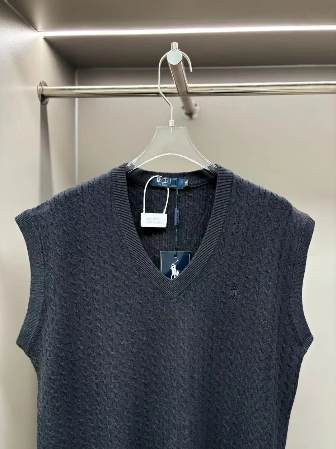🅿️300 POLO Ralph Lauren's new embroidered wool vest. Original fabric. Official same style. Made of customized natural medium-thick imported wool gauze, very comfortable and smooth to the touch. Very wide and stylish. Produced by a first-line brand factory. Woven by imported machines. It is very soft and skin-friendly to wear. It will not deform after long-term wear. The latest autumn and winter style. Fashionable and personalized. Super versatile and good-looking. Very suitable for both men and women. A must-have style. Color: black, sapphire blue, gray Maroon Size: M-4XL